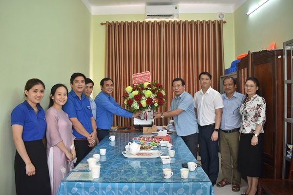 Lãnh đạo huyện Sơn Hà thăm, chúc mừng Huyện đoàn nhân ngày thành lập Đoàn TNCS Hồ Chí Minh 26/3.