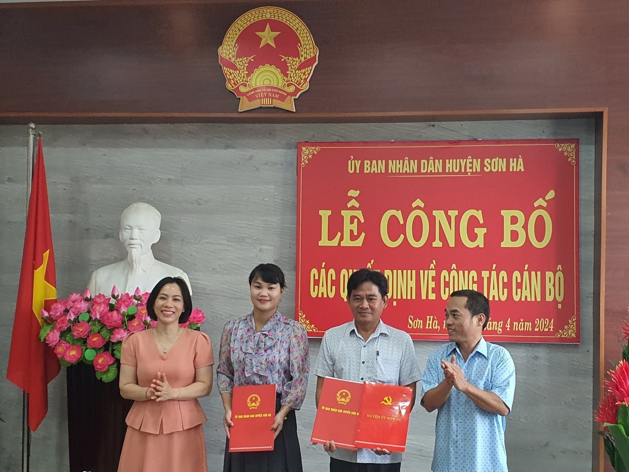 UBND huyện Sơn Hà tổ chức hội nghị công bố các quyết định về công tác cán bộ.
