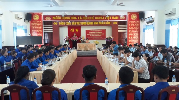 Chủ tịch UBND huyện Đinh Thị Trà đối thoại với thanh niên chủ đề “Phát triển kinh tế - xã hội và chuyển đổi số”.