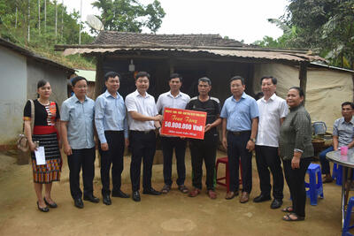 Huyện Tương Dương hỗ trợ xây dựng nhà ở cho 2 nghèo tại thị trấn Di Lăng, huyện Sơn Hà.